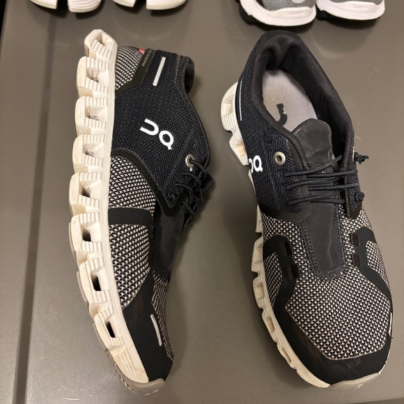 Women’s size 6.5 black on running sneakers - Picture 1 of 4
